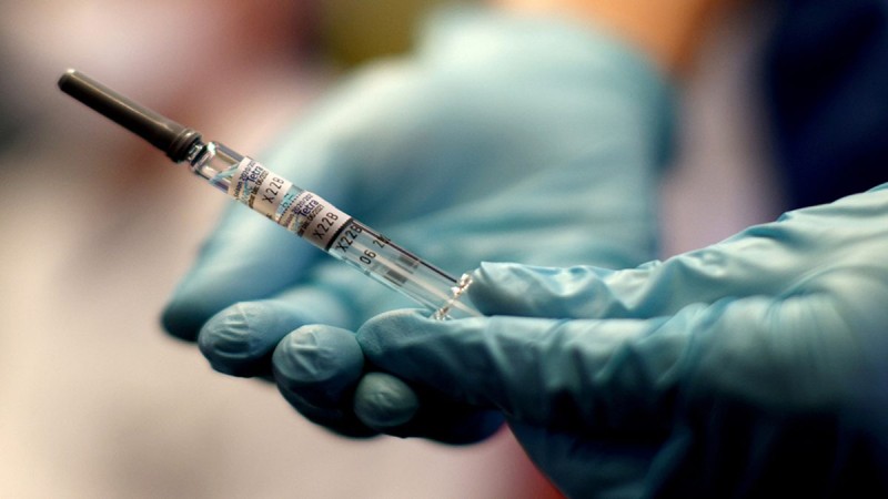 Πώς μπορεί να εμβολιαστεί κάποιος πριν από τη σειρά του - Τι αναφέρει ο Υπουργός Υγείας