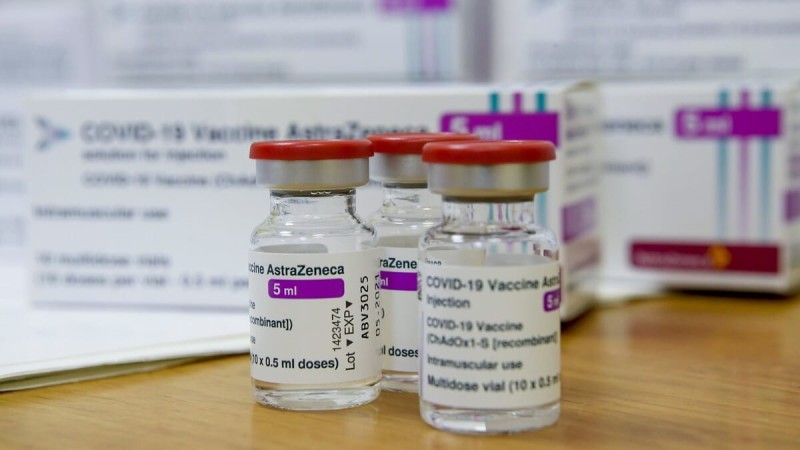 Κορωνοϊός: Ραγδαίες οι εξελίξεις με τις δόσεις του εμβολίου της AstraZeneca