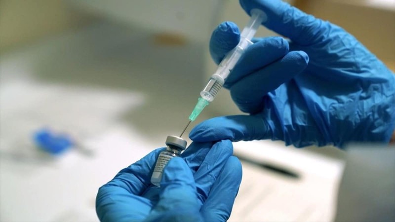 Κορωνοϊός: Επίσημη η χορήγηση του εμβολίου της AstraZeneca στους άνω των 65 ετών