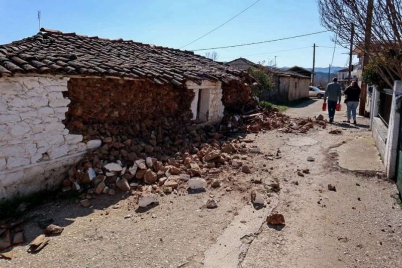 Έρευνες πραγματοποιούν οι γεωλόγοι. 