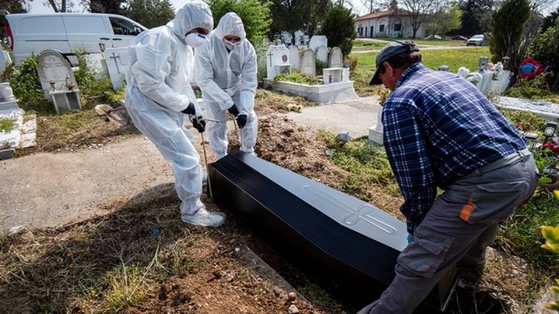 Σάλος σε κηδεία στη Θεσσαλονίκη - Μπέρδεψαν τους νεκρούς - «Ξένη οικογένεια έθαψε τον πατέρα μου»