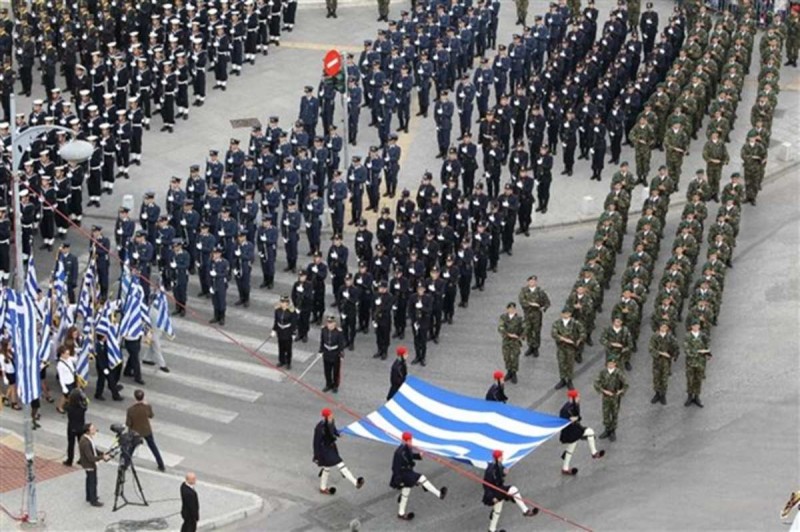 Δεν θα γίνουν παρελάσεις.