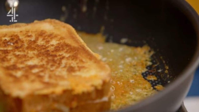 Ο πιο εύκολος τρόπος για να φτιάξετε λαχταριστά τηγανόψωμα με τυρί - Έτοιμα σε 3 λεπτά! (Video)