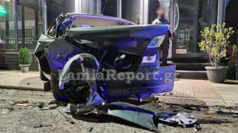 Μεθυσμένος οδηγός σκόρπισε τον τρόμο στη Λαμία – Έριξε παρκαρισμένο ΙΧ σε καφετέρια