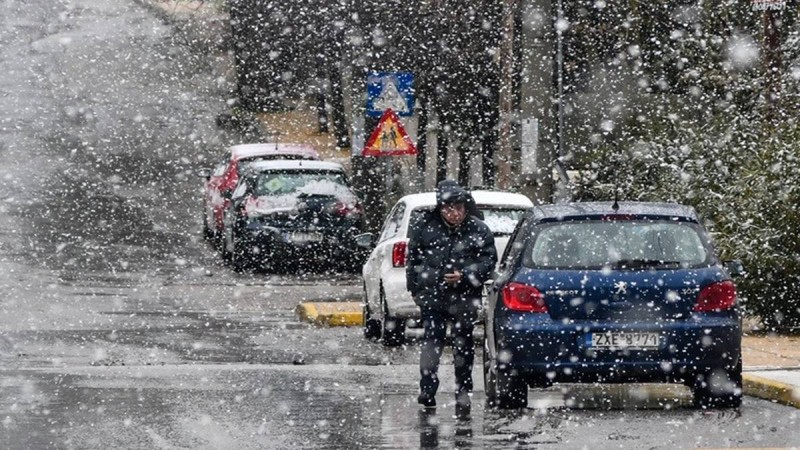 Χιονίζει τώρα στη Θεσσαλονίκη