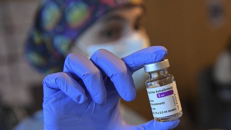 Γιατί επισπεύδουν τους εμβολιασμούς σε νεότερες ηλικίες
