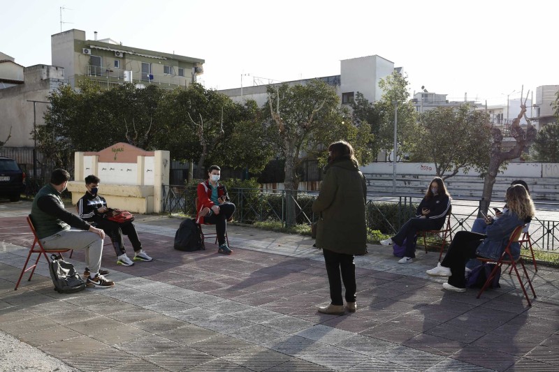 Σε Λύκειο του Ίλιον έκαναν μάθημα στο προαύλιο