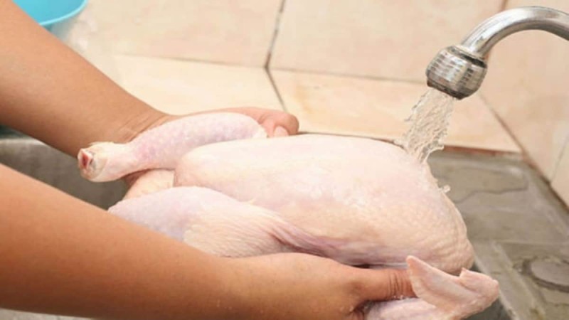 Γιατί δεν πρέπει να πλένουμε το ωμό κοτόπουλο - Ποιοι οι σοβαροί κίνδυνοι