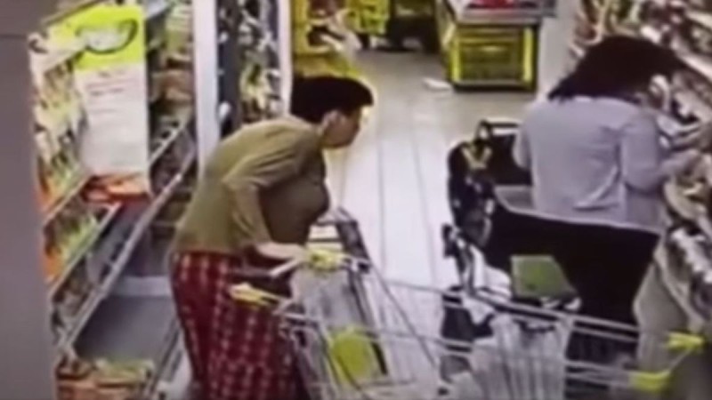 55χρονη γυναίκα κατέβασε το εσώρουχό της μέσα στο σούπερ μάρκετ - Αυτό που κατέγραψε η κάμερα θα σας σοκάρει