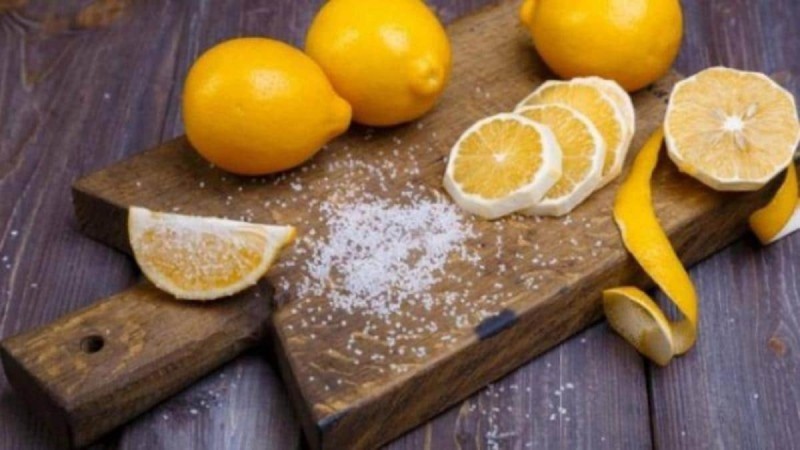 Κόψτε το λεμόνι στα 4 και ρίξτε αλάτι… Αυτό το κόλπο θα αλλάξει τη ζωή σας!