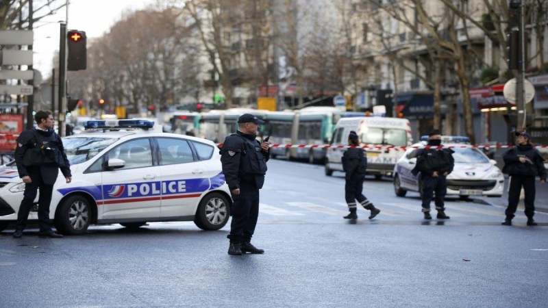 Συναγερμός στο Παρίσι: Νεκρή γυναίκα αστυνομικός έπειτα από επίθεση με μαχαίρι (Video)