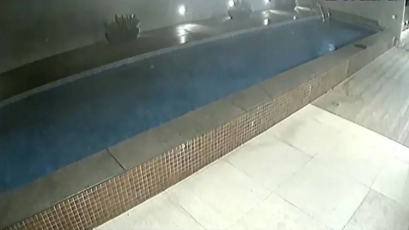 Βίντεο σοκ: Η στιγμή που καταρρέει ο πάτος πισίνας πολυκατοικίας - Το νερό έπεσε στο υπόγειο γκαράζ