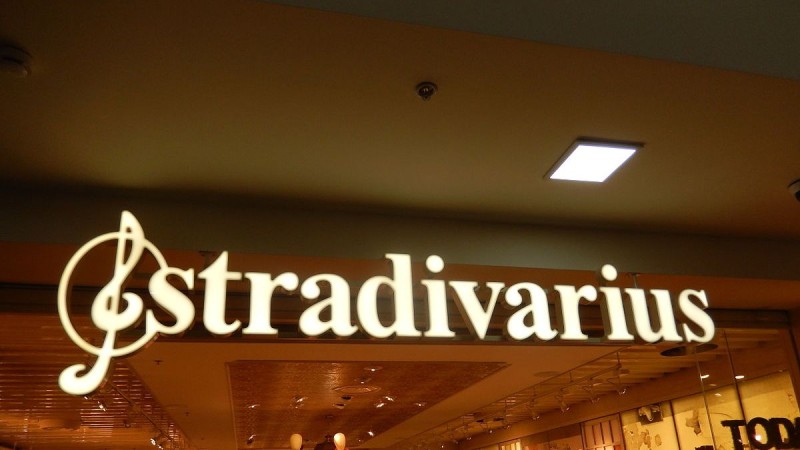 Stradivarius: Αγοράστε μακριά φλοράλ φούστα σε τιμή έκπληξη