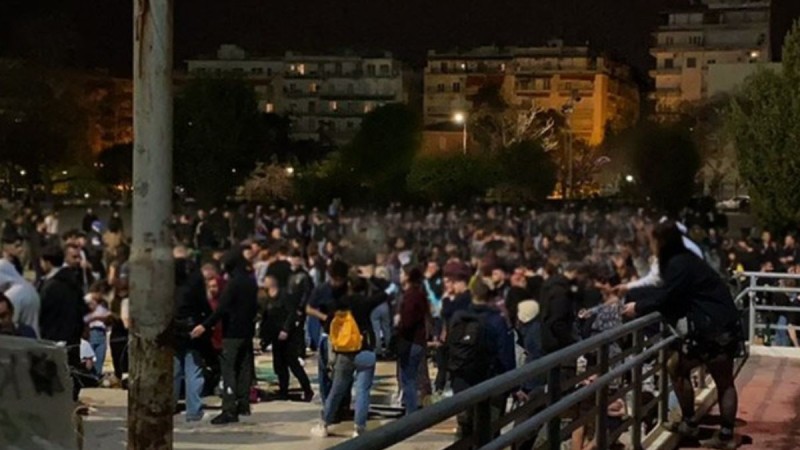 Χαμός στη Θεσσαλονίκη: Κορωνοπάρτι στο ΑΠΘ - Η πλειονότητα δεν φορούσε μάσκα