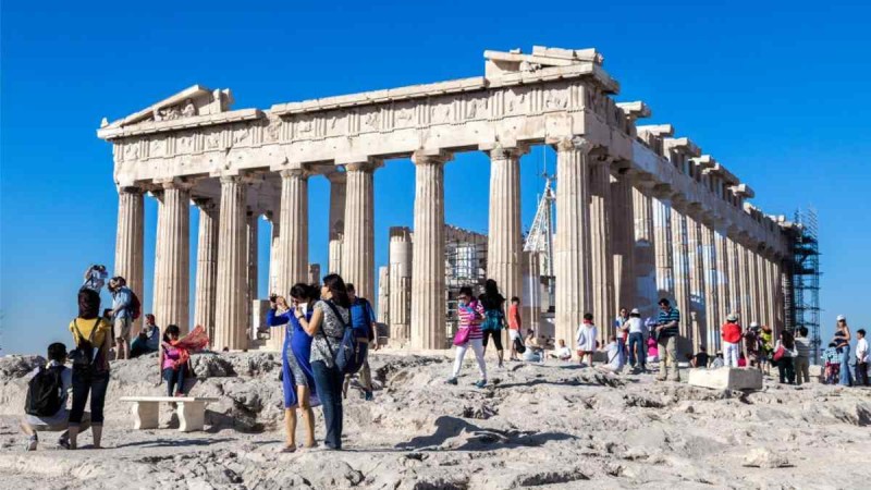 Το έγκλημα συνεχίζεται: Οι Έλληνες μένουν στο σπίτι και η κυβέρνηση «κόβει» την καραντίνα στους τουρίστες