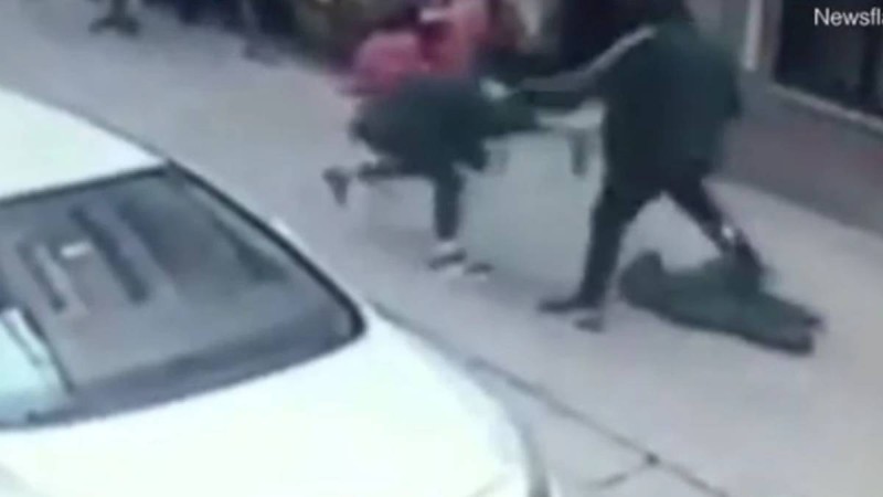 Μαχαίρωσε τη γυναίκα του στη μέση του δρόμου