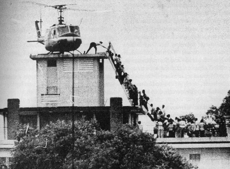 Οι Βιετκόνγκ καταλαμβάνουν τη Σαϊγκόν και το τελευταίο αμερικανικό ελικόπτερο απογειώνεται από την οροφή της πρεσβείας των ΗΠΑ