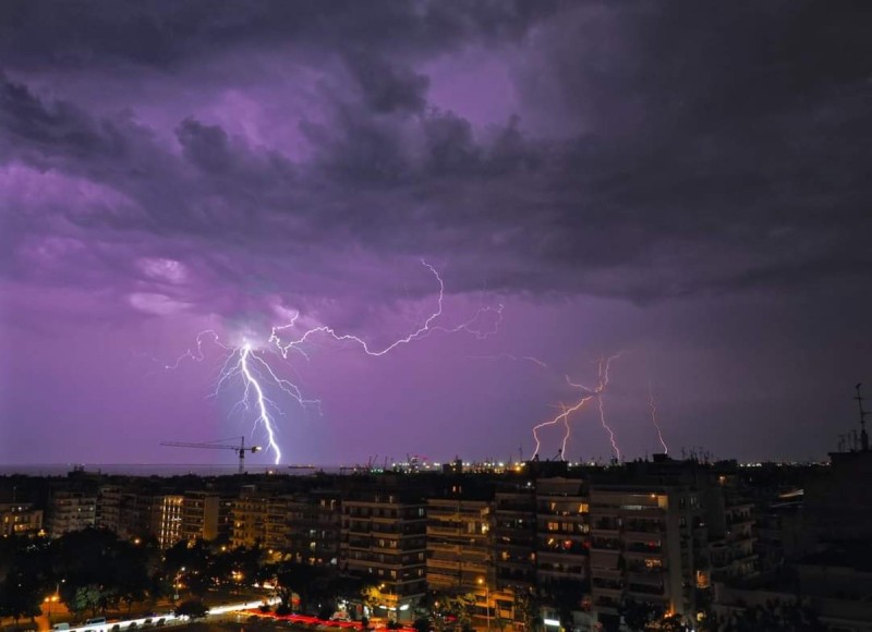 Εντυπωσιακό θέαμα - Εκατοντάδες κεραυνοί έπεσαν χθες στη Θεσσαλονίκη