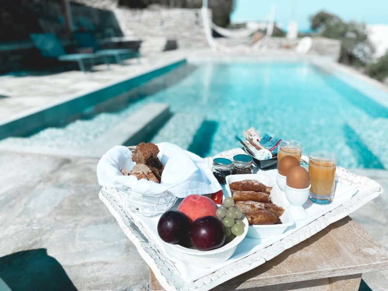 Πρωινό στην πισίνα του Iris Villa