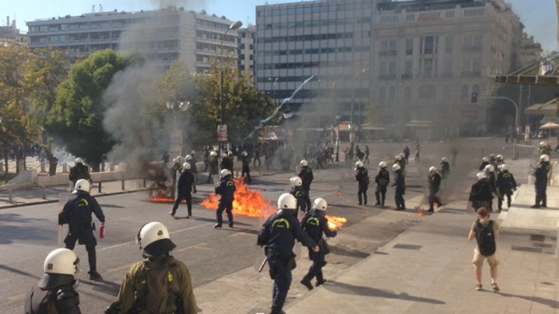 Επεισόδια στο κέντρο της Αθήνας - Επιθέσεις με μολότοφ και χημικά στις συγκεντρώσεις