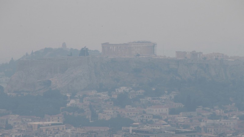 Φωτιά στον Σχίνο Κορινθίας: Ο καπνός έκρυψε την Ακρόπολη - Εικόνες σοκ