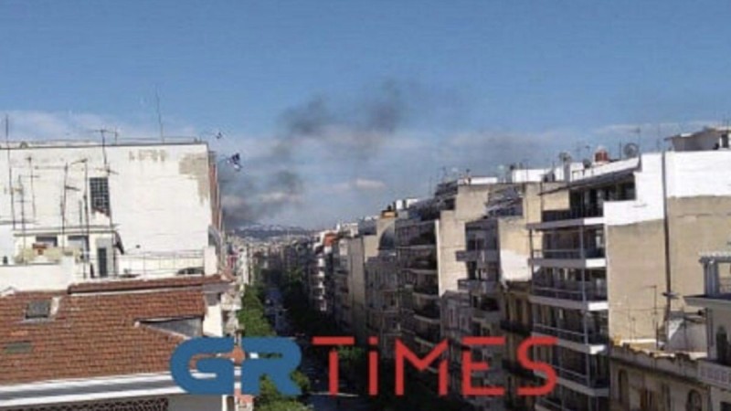 Φωτιά σε κτίριο στο κέντρο της Θεσσαλονίκης (Video)