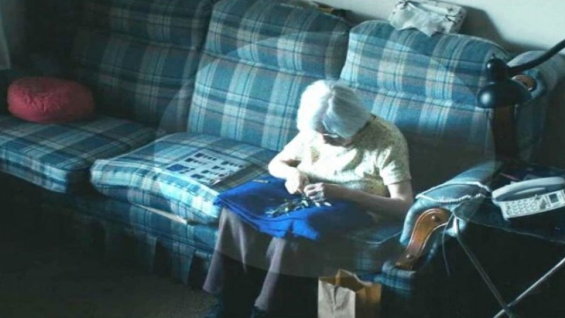 Έβαλαν κρυφή κάμερα σε 98χρονη γιαγιά για να μάθουν τι κάνει όταν μένει μόνη - Αυτό που είδαν... (Video)