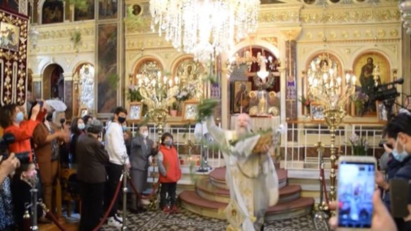 Ο «ιπτάμενος ιερέας» από τη Χίο που έγινε viral (video)