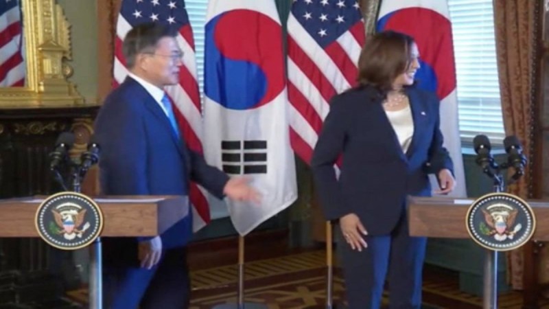 kamala-harris-xeirapsia-proedros-notias-koreas