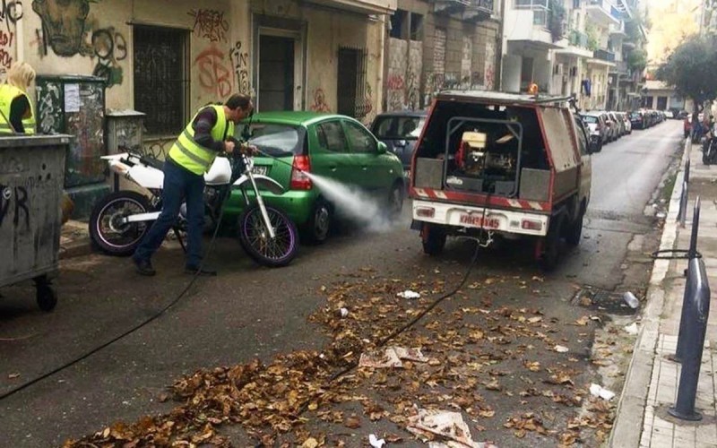 Στιγμιότυπο από την επιχείρηση καθαριότητας την Κυριακή