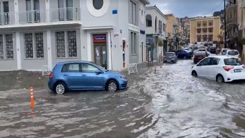 Η κακοκαιρία έπληξε τη Κεφαλονιά - Δρόμοι ποτάμια και χαλάζι