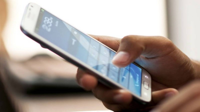 Αλλάζουν τα πάντα στα κινητά: Οι νέες χρεώσεις σε Cosmote, WIND, Vodafone