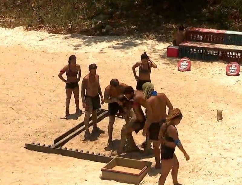 Survivor η βοήθεια Κόρο σε Ντάφυ