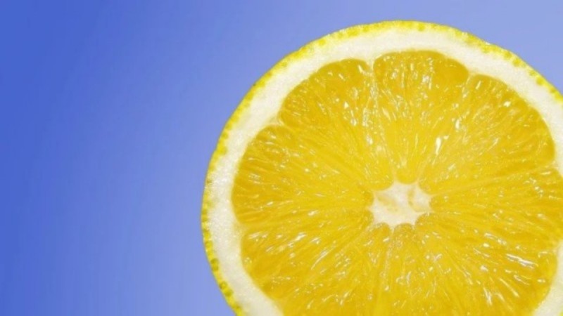 Ρυτίδες τέλος: Δοκιμάστε αυτό το σπιτικό τονωτικό με το λεμόνι και δείξτε πιο φρέσκες από ποτέ