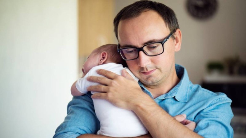 Νέο νομοσχέδιο για τις γονικές άδειες: Θα παίρνουν και οι νέοι πατέρες ενώ θα προστατεύονται και από απόλυση!