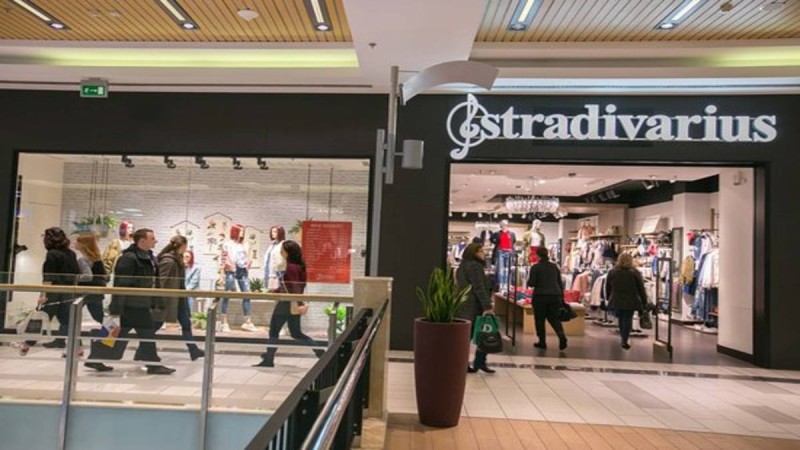 Stradivarius: Το αμάνικο πουκάμισο που θα λατρέψεις κάνει μόνο 15,99 €