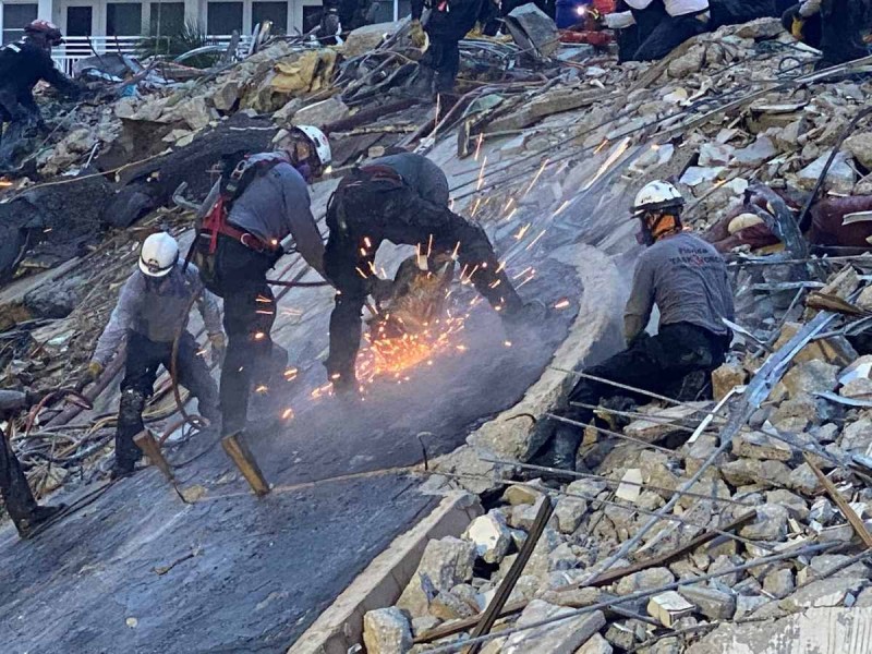 Στους 12 ο απολογισμός των νεκρών από την κατάρρευση κτιρίου στο Μαϊάμι - Σβήνουν οι ελπίδες για τον εντοπισμό επιζώντων