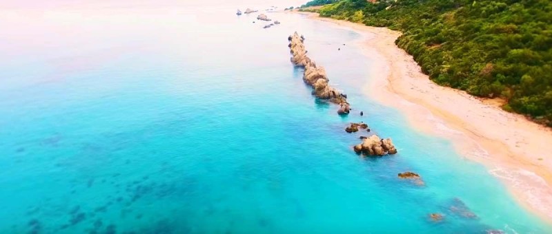 Αρτολίθια: Η εκπληκτική παραλία του Ιονίου