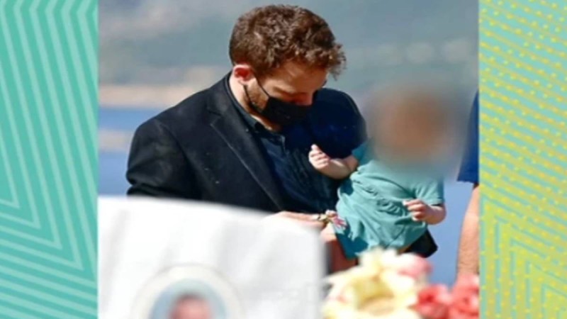 Γλυκά Νερά: Συγκλονίζει η φωτογραφία του πιλότου αγκαλιά με το μωρό πάνω από τον τάφο της Καρολάιν