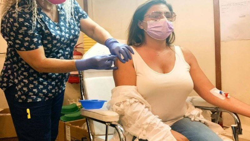 Έλενα Παπαρίζου: Γιατί έβαλε φλεβοκαθετήρα ενώ έκανε το εμβόλιο κατά του κορωνοϊού!