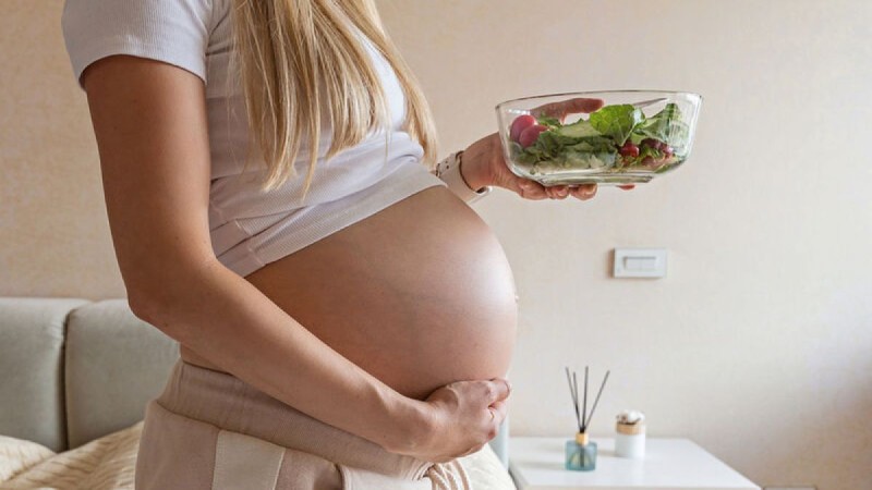 Εγκυμοσύνη: 4+1 τροφές που μειώνουν τον κίνδυνο επιπλοκών και ποια πρέπει να περιορίσετε στη διατροφή σας