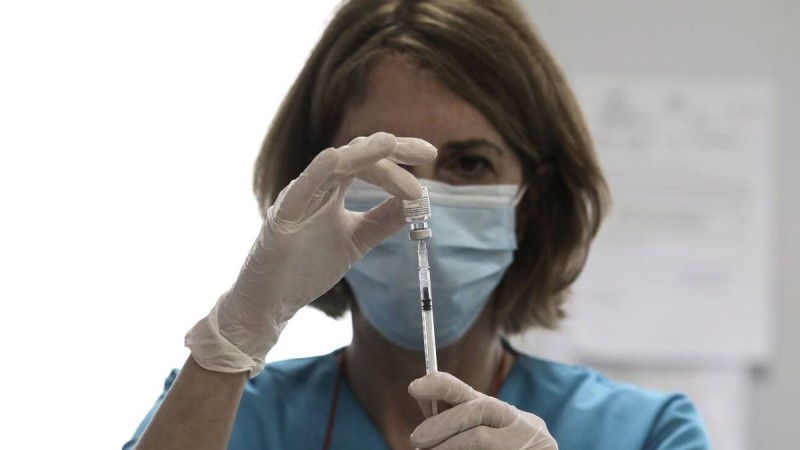 Κορωνοϊός: Αν και υπάρχουν δόσεις εμβολίου οι πολίτες αδιαφορούν