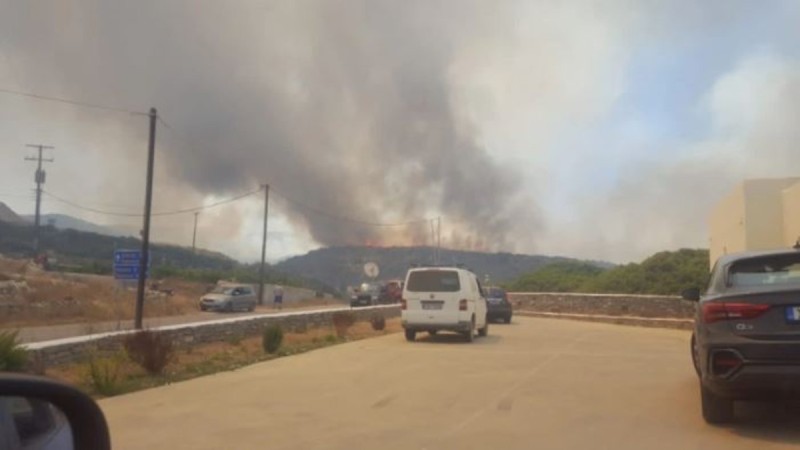 Συνεχίζεται η φωτιά στην Πάρο - Ενισχύονται οι πυροσβεστικές δυνάμεις
