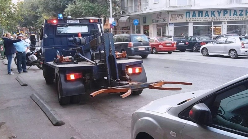 Γερανός παίρνει παράνομα σταθμευμένο αυτοκίνητο