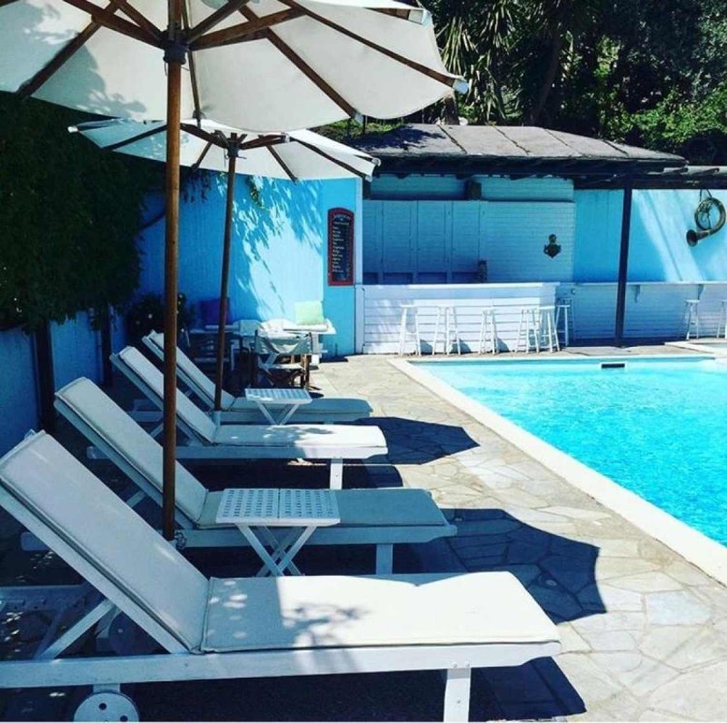 ο pool bar σερβίρει ποτά όλη την ημέρα και ζωντανή μουσική 6 μέρες την εβδομάδα.