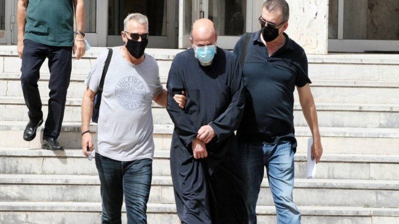 Αγρίνιο: Συγκέντρωση κατά του ιερέα που κατηγορείται για βιασμό ανηλίκων