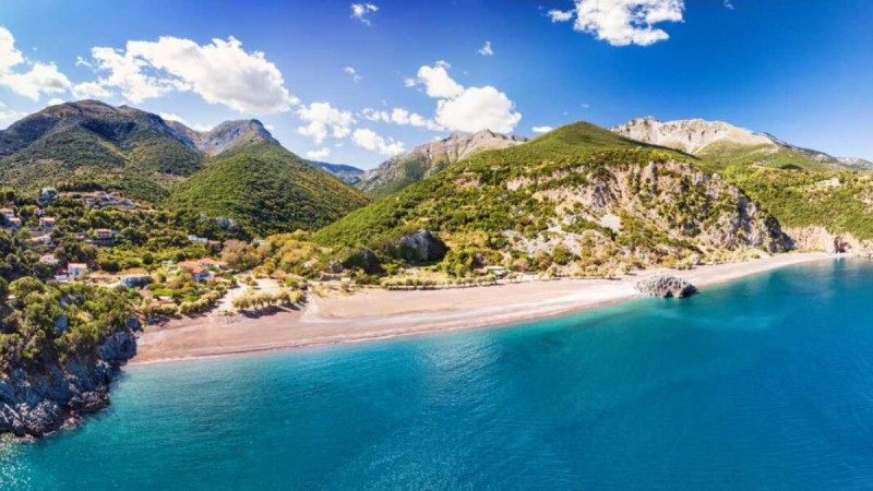 Λιμνιώνας: Μια ονειρεμένη παραλία στην Εύβοια για να κάνετε τις βουτιές σας