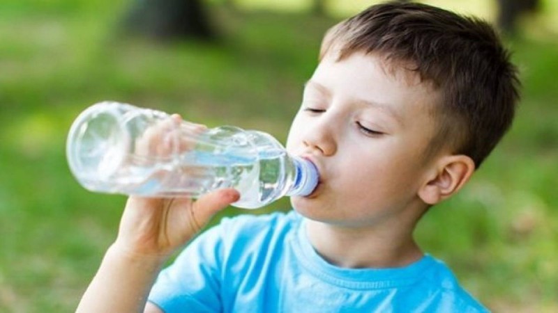 Παιδί πίνει νερό 