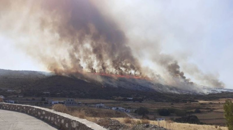 Συνεχίζεται η φωτιά στην Πάρο