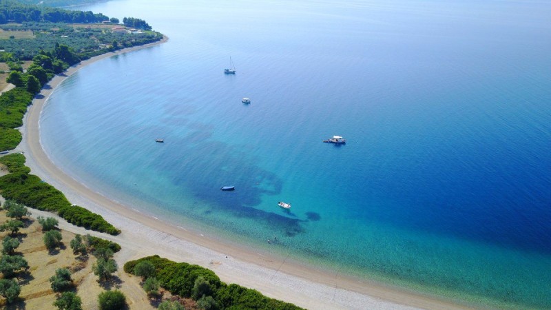 Η εξωτική τεράστια παραλία σ' ένα γραφικό χωριό της Εύβοιας που θα σας εντυπωσιάσει
